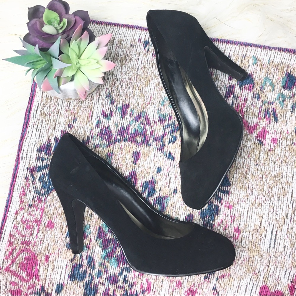 Steve Madden• classic round toe suede leather heels size 8.5